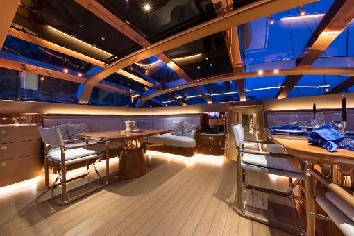 Bild 1: Yacht-Interior mit edlen Furnieroberflächen verleiht Räumen eine außergewöhnliche und exklusive Atmosphäre. Foto: Breed Media 
